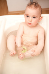 Baby in der Badewanne