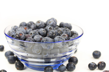 Glasschale mit Blaubeeren