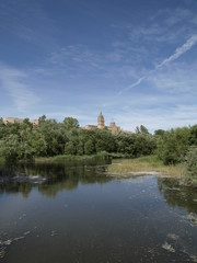 Catedral Nueva de Salamanca desde el río Tormes