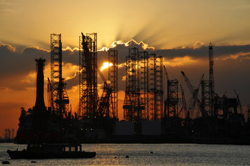 Obraz premium sunset and shipyards