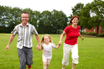Fototapeta premium junge Familie zusammen