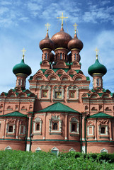 Fototapeta na wymiar Face à l'église d'Ostankino de Moscou