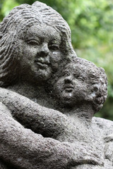 statue basalte : mère et enfant