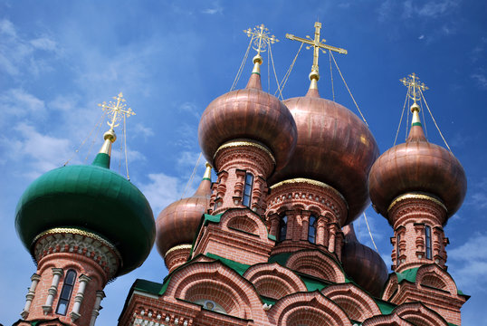 Les bulbes de l'&eacute;glise d'Ostankino &agrave; Moscou