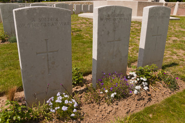 Le m&eacute;morial de Pozi&egrave;res - Tombe de soldat inconnu.(Bataille de l