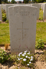 Le m&eacute;morial de Pozi&egrave;res - Tombe de soldat inconnu.(Bataille de l