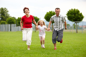 junge Familie zusammen