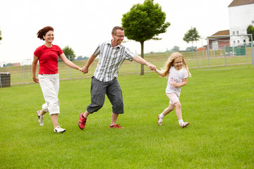 junge Familie zusammen