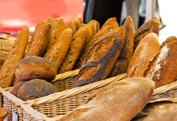 baguettes und brote auf marktstand in frankreich