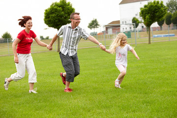 junge Familie zusammen