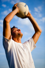 Fußballer mit Geste der Zufriedenheit © fotogestoeber