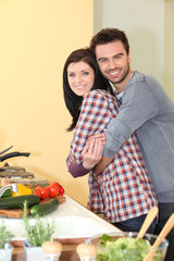 Jeune couple faisant la cuisine