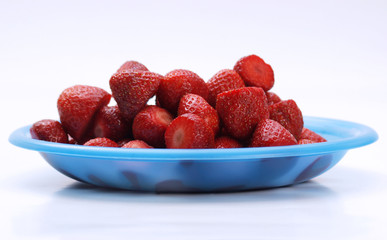 Erdbeeren in blauer Schale
