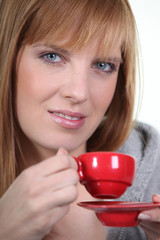 Portrait d'une femme buvant un caf&eacute;