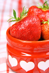 Erdbeeren in Herzschale