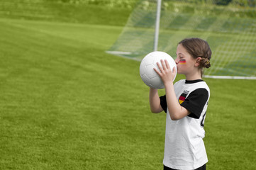 Fußball Kind knutscht den Ball