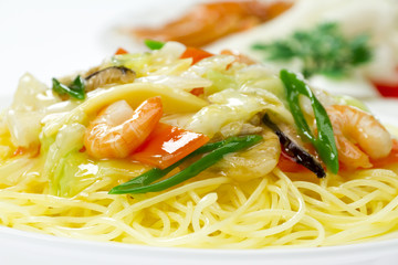 Pasta with shrimps and vegetables