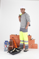 Ouvrier avec matériel de chantier