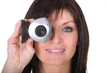 Portrait d'une jeune femme avec une webcam