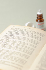 Fototapeta na wymiar Book z leków homeopatycznych