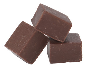 Gestapelte dunkelbraune Fudge mit Schokolade