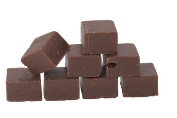 Gestapelte dunkelbraune Fudge mit Schokolade