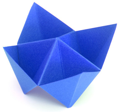 origami, salière en papier canson bleu, fond blanc