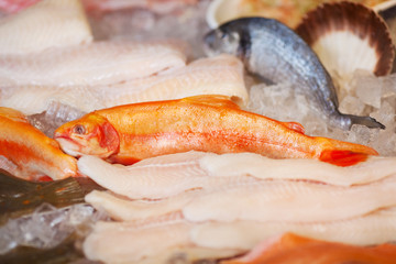 geräucherter fisch in der bedientheke