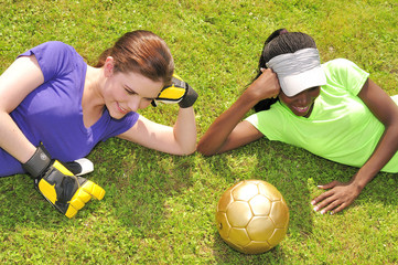 Weiße und dunkelhäutige Fußballerinnen 2