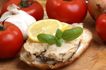 geräucherter Hering auf einer Scheibe Brot