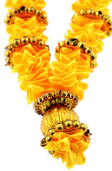 gros plan sur collier indien jaune, fond blanc