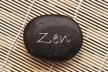 Fototapeta na wymiar Zen słowo na czarnym kamykiem