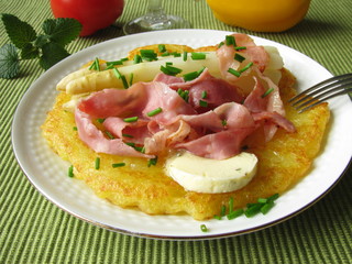 Kartoffelpfannkuchen mit Schinken und Spargel
