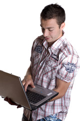 jeune homme et son ordinateur portable