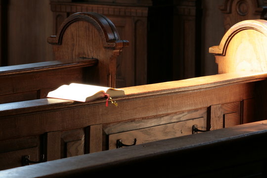 Gesangbuch im Sonnenlicht