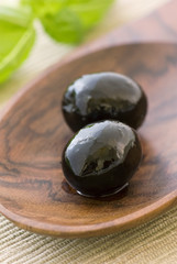 Oliven auf Holzlöffel