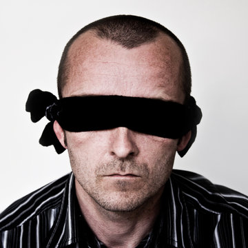 homme yeux band&eacute;s