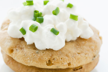 Hüttenkäse auf Cracker