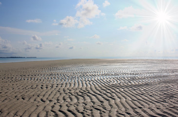 lever du soleil et banc de sable aux iles maldives