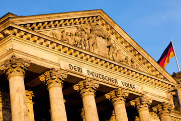 Fototapeta premium Deutscher Bundestag mit Flagge