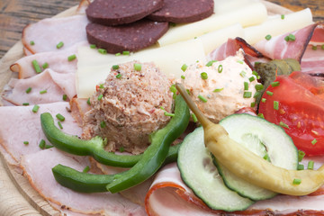 Fleisch und Aufstrich am Schneidebrett