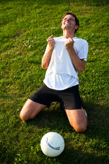 Erfolgspose eines Fußballers © fotogestoeber