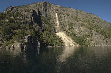 Fototapeta na wymiar landslide on the coast of Lake Lacar (lake district - Argentina)