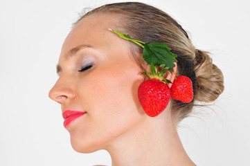 Naturkosmetik mit roten Erdbeeren