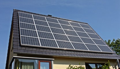 Fototapeta premium Solaranlage auf Einfamilienhaus