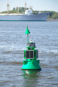 gr&uuml;ne Fahrwassertonne