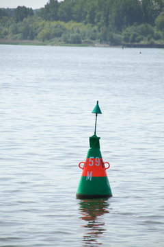 gr&uuml;n rote Fahrwassertonne