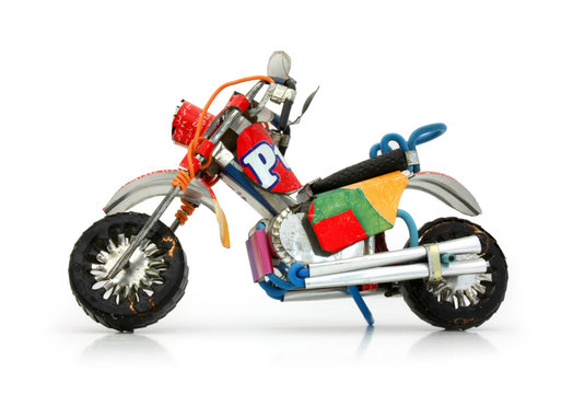 Moto en canettes recycl&eacute;es