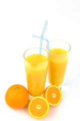Orangensaft und Orangen
