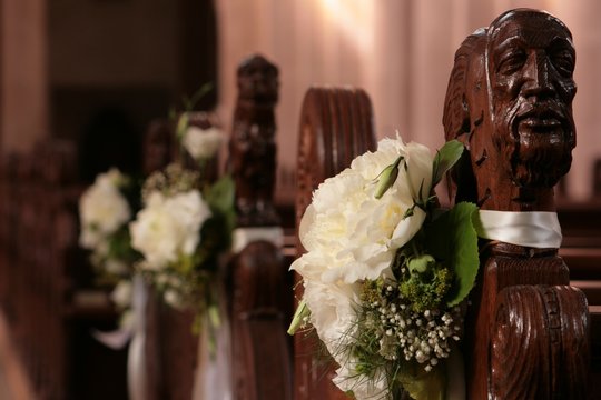 Blumenschmuck in Kirche